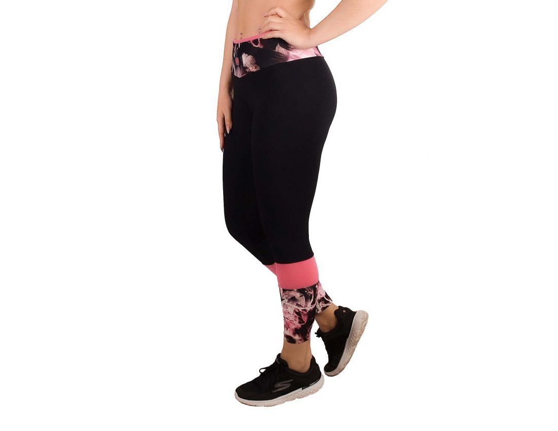 Legging desportivo para mulher de cintura subida com combinação de diferentes materiais.